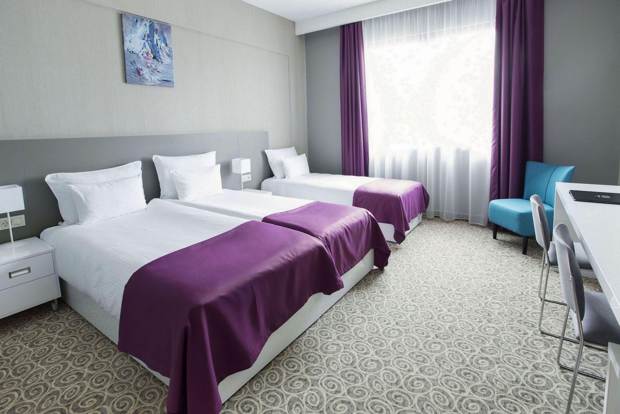Hotel Radisson Red Belgrado Esterno foto