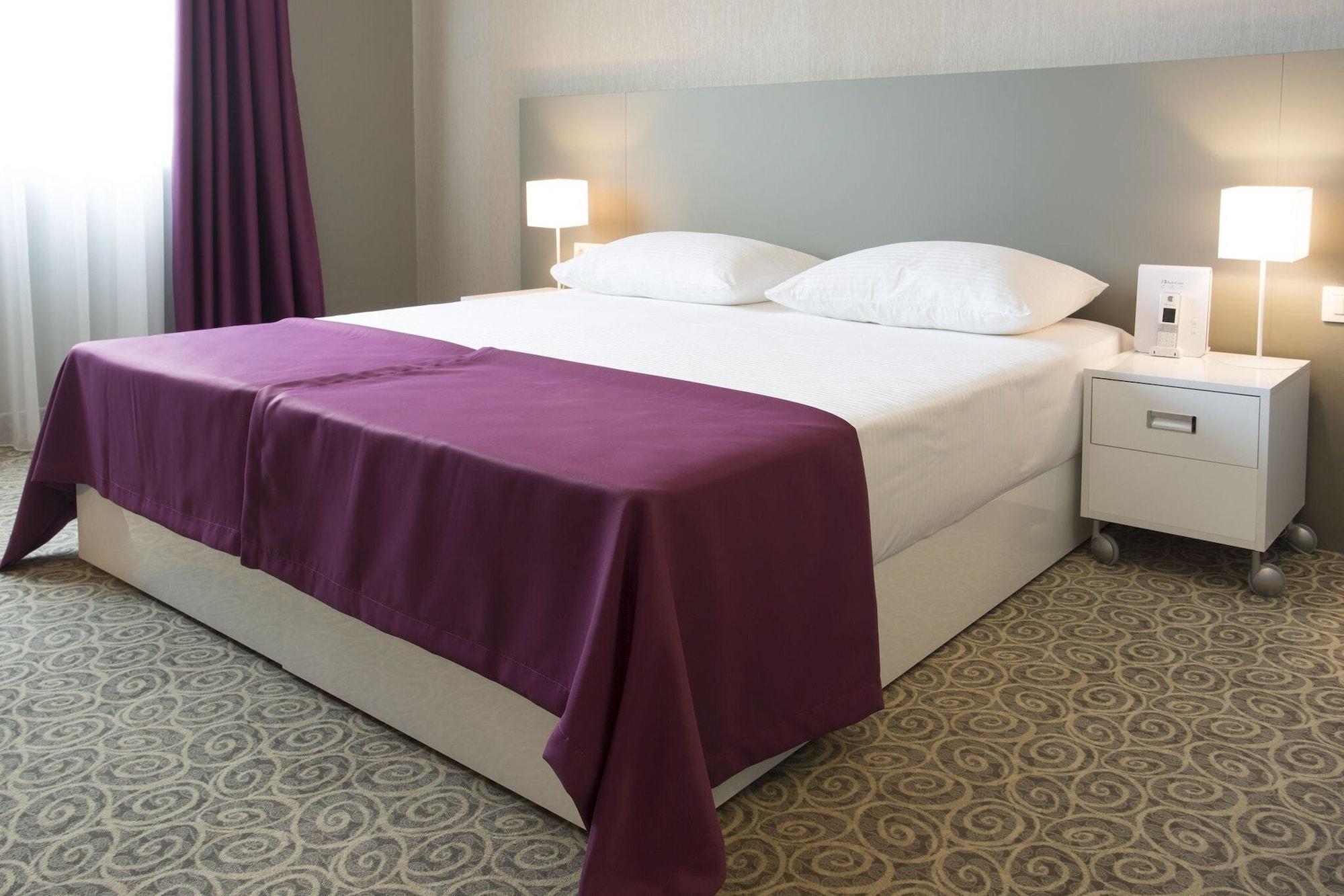 Hotel Radisson Red Belgrado Esterno foto