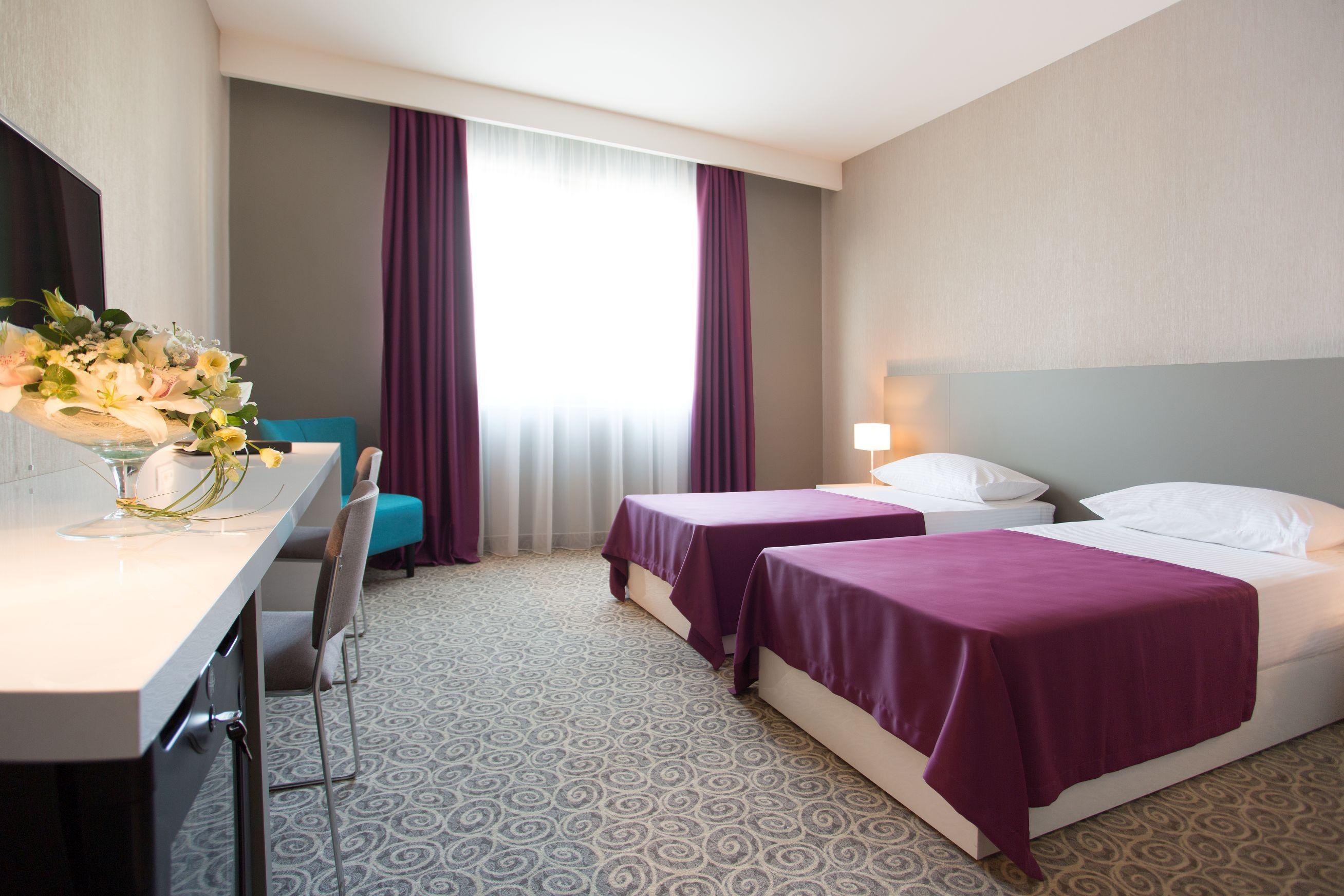 Hotel Radisson Red Belgrado Esterno foto