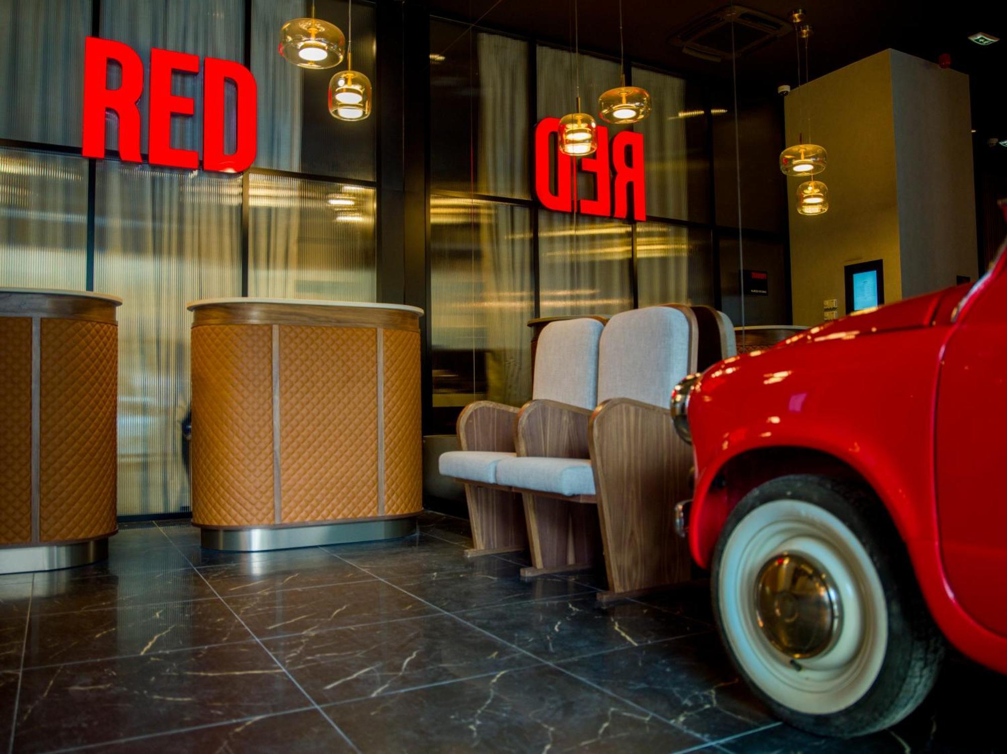 Hotel Radisson Red Belgrado Esterno foto