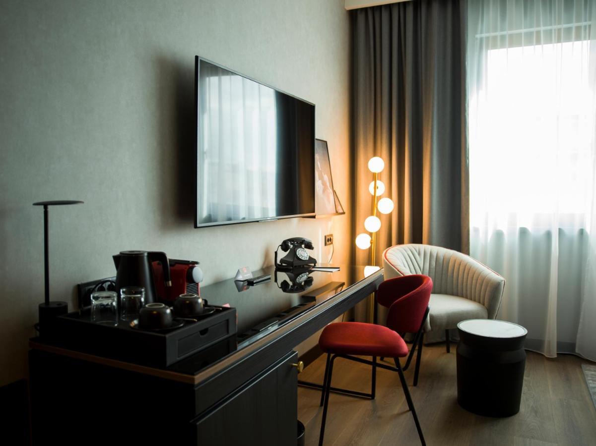 Hotel Radisson Red Belgrado Esterno foto