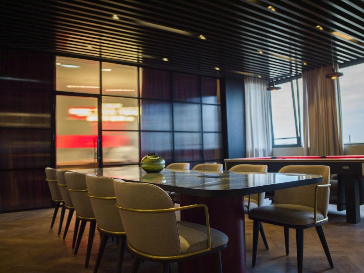 Hotel Radisson Red Belgrado Esterno foto