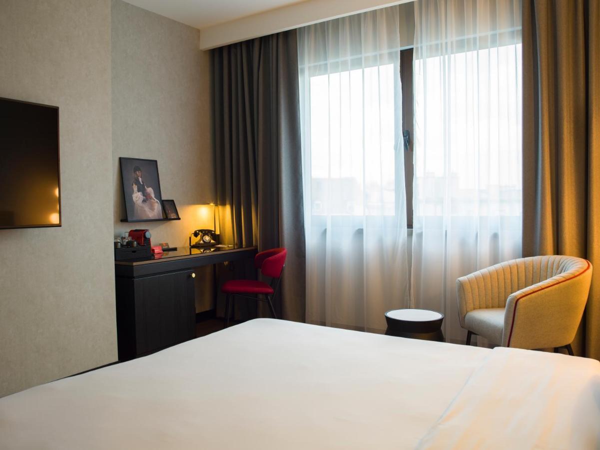 Hotel Radisson Red Belgrado Esterno foto